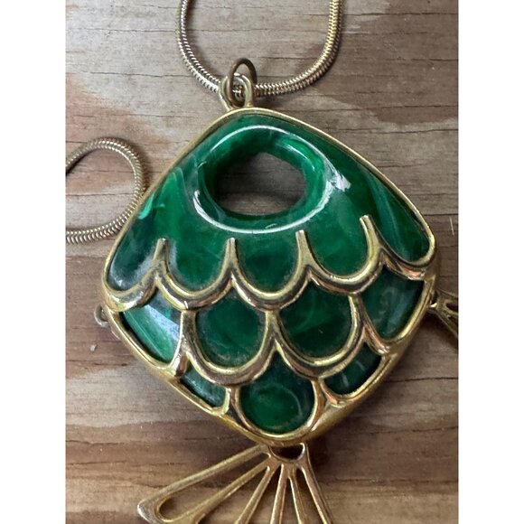 Vintage Green Fish Pendant Necklace With Gold-Tone Detailing - Picture 3 of 4